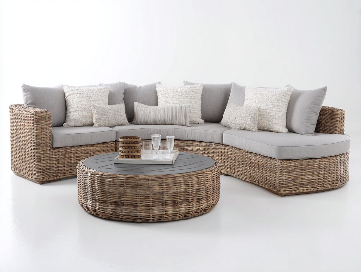 Gartensofa Set aus Polyrattan mit Stoffpolster 300 x 210 x 78 cm - Naturbraun und Hellgrau - Gebogenes Loungedesign mit rundem Tisch