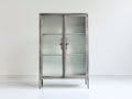 Vitrine mit zwei Glastüren 90x40x160 cm - Grau und Transparent - industrieller Metallrahmen mit Verschluss